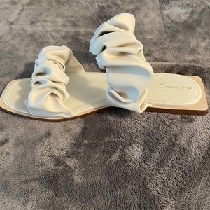 Slide sandal. Size 10M. Ivory. Circus by Sam Edelman